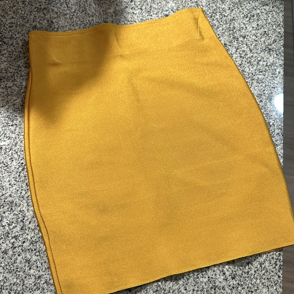 MUSTARD DRESSY SKIRT SIZE SMALL